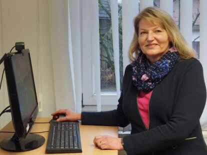 Letzte T&auml;tigkeiten am PC in der VHS in Wildeshausen: Karin K&ouml;pke hat die Bildungseinrichtung &uuml;ber 35 Jahre ma&szlig;geblich gepr&auml;gt. Jetzt geht sie in den Ruhestand.