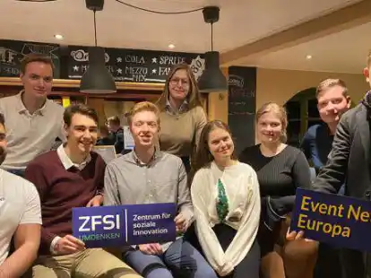 Trafen sich in Augustfehn, um Neues vorzubereiten und sich auszutauschen: die ZFSI-Mitglieder Panagiotis Sarantoglou (von links), Karl Grotheer, Justus Baur, Nico Neumann, Lilly H&auml;rtig, Amelie B&ouml;rsig, Rieke Bruns und Linus Walter sowie B&uuml;rgermeister Matthias Huber.