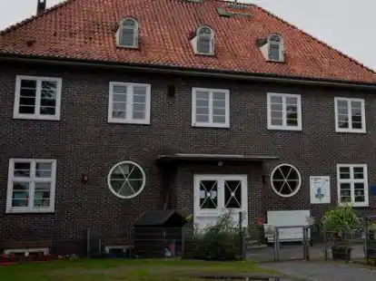 Auf dem Foto zu sehen ist das betagte ehemalige Schulgeb&auml;ude, in dem das Hummelhus untergebracht ist