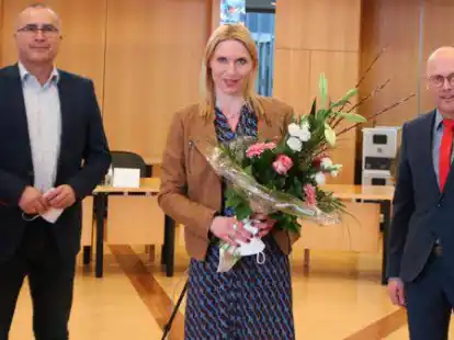 Stefanie L&uuml;bbers (Mitte) ist nun  als Nachfolgerin von Stadtr&auml;tin Petra Gerlach gew&auml;hlt worden. Damit ist die Verwaltungsspitze mit dem Ersten Stadtrat Wigbert Grotjan (links) und B&uuml;rgermeister Neidhard Varnhorn (rechts) wieder komplett.