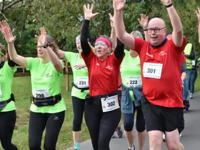 Die Teilnehmer von &bdquo;Lauf geht's&ldquo; waren auch im vergangenen Jahr mit guter Laune bei der Sache: Auch 2022 werden hoffentlich wieder viele stolz und gl&uuml;cklich ihre Halbmarathon-Medaillen in den H&auml;nden halten.