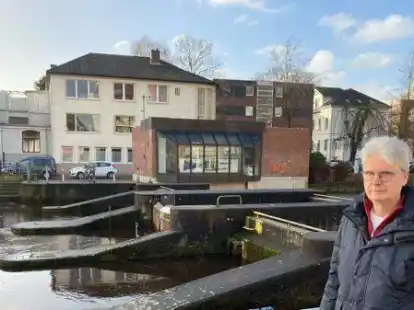 Drei von vier Pumpen laufen: Hartmut Lueken von der Haaren-Wasseracht  &uuml;berzeugt sich von der Funktion des Sch&ouml;pfwerks, das pro Sekunde  17200 Liter Wasser (17,2 Kubikmeter) von der Haaren Richtung  Hunte bef&ouml;rdern kann.