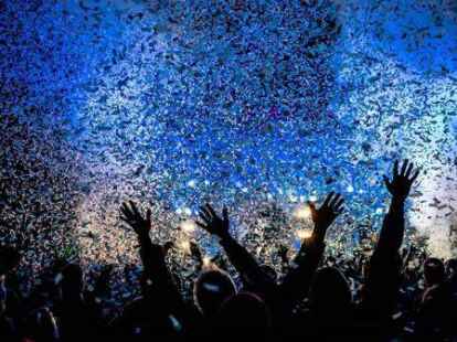 Im Konfettiregen stehen und Punkrock h&ouml;ren: Davon tr&auml;umen viele Musikfans und hoffen, dass 2022 das Festival ApenAir wieder stattfinden kann.