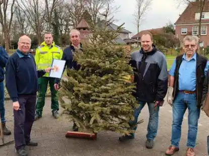 Das &bdquo;Tannenbaum-Team&ldquo;: Frank Zahn (von links), Albrecht Krause, Jan-Hendrik Meyer, Uwe Rastedt, Bj&ouml;rn Meyer, Harald Schmidt und Hans Vohlken.