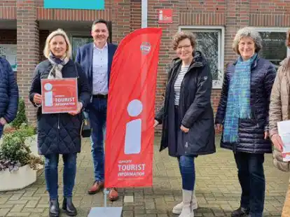 Das wei&szlig;e &bdquo;i&ldquo; auf rotem Grund steht f&uuml;r  Service-Qualit&auml;t. Dar&uuml;ber freuen sich Wirtschaftsf&ouml;rderer Roland Arndt (v.l.), Monika Kallisch, Vorsitzende der Touristik-Palette, und B&uuml;rgermeister J&ouml;rg Skatulla mit Martina Weisensee, Renate St&uuml;mer und Kerstin Sonka von der Huder Tourist-Info.