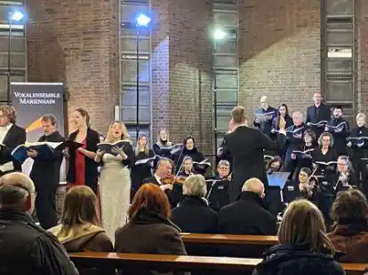 H&auml;ndels &bdquo;Messias&ldquo; zog Musikinteressierte in Lohne und Vechta in den Bann. Als Zugabe erklang noch einmal das ber&uuml;hmte &bdquo;Halleluja&ldquo;, hier in der Heilig Geist-Kirche in Vechta-Marienhain. Das Solistenquartett und Robert Eilers stimmten mit ein (links).