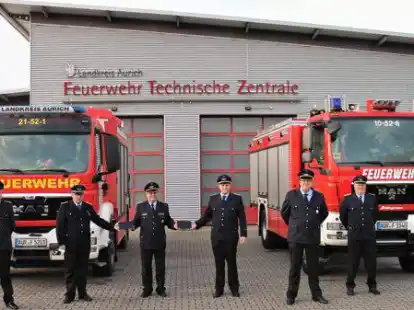 Manuel Tamminga (von links nach rechts) und Zugf&uuml;hrer der Feuerwehr Norden Focko Schuhmann, Kreisbrandmeister des Landkreises Aurich Dieter Helmers, stv. Ortsbrandmeister der Feuerwehr Sandhorst Jann Gerdes, sowie Gruppenf&uuml;hrer R&uuml;stwagen Harald Wilms und Ortsbrandmeister der Feuerwehr Sandhorst G&uuml;nter Wilts freuen sich &uuml;ber das neue digitale System in Form eines Tablets.