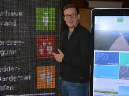 Patrik Poelmeyer ist in der Kurverwaltung der Experte f&uuml;r die digitale Besucherlenkung. Er kennt sich sowohl mit der LED-Tafel (links) als auch mit den Info-Stelen (rechts) aus.