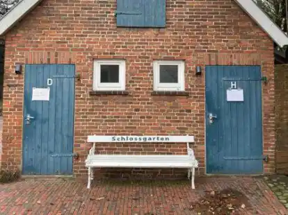 Die Parkbank l&auml;dt zum  Verweilen ein, das Toilettenhaus  im Schlossgarten bleibt aber wohl bis auf Weiteres geschlossen.