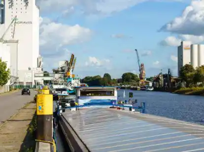 Blick auf die beiden gro&szlig;en Umschlagsbetriebe im Oldenburger Hafen: das Kraftfutterwerk Agravis und die Firma Rhein-Umschlag.