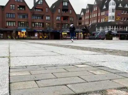 Der Nordenhamer Marktplatz muss saniert werden. Zurzeit ist er an einigen Stellen notd&uuml;rftig ausgebessert.