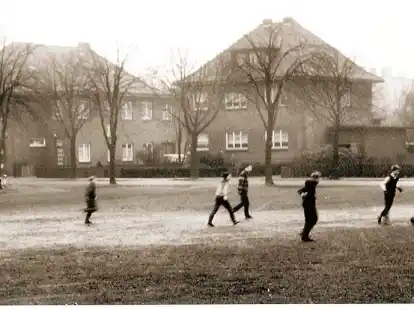 Auch der   Einswarder Marktplatz diente den Kindern und Jugendlichen als Fu&szlig;ballplatz.