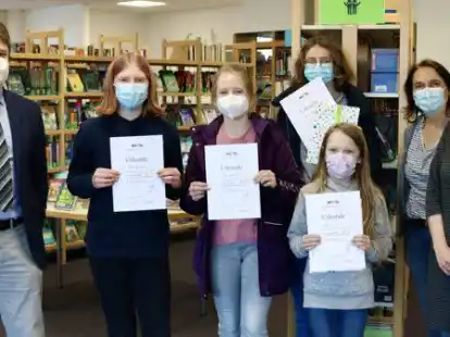 Die vier Gewinner-Autorinnen mit den Verantwortlichen (von links): Schulleiter Andreas Lange, Sophia Bergmann, Marie Bramlage, Paula Debbeler, Nele Hansen und die AG-Leiterinnen Tanja Kr&ouml;nke und Gabriela W&uuml;nsch