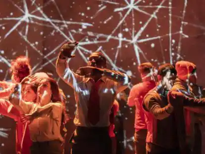 Mit eigenem Thema die Staatstheater-B&uuml;hne erobert: Sch&uuml;lerinnen und Sch&uuml;ler aus den Sprachlernklassen von BBS Haarentor und BBS Wechloy und der Berufseinstiegsklasse des BZTG haben mit dem St&uuml;ck &bdquo;Zutritt gesucht!?&ldquo; &uuml;berzeugt.