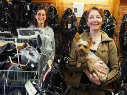 Voller Laden &ndash; schon seit 20 Jahren: Heike Schaumburg (rechts) f&uuml;hrt das Reitsportcenter Wardenburg. Aushilfe Hanna Burmester ist seit f&uuml;nf Jahren mit im Team, H&uuml;ndin Diva verbringt auch einige Zeit zwischen Reitsport-Artikeln.