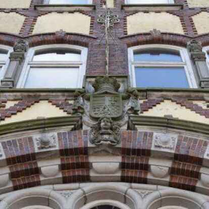 Die imposante Fassade des Braker Bahnhofsgeb&auml;udes