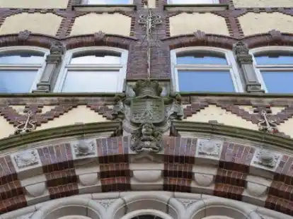 Die imposante Fassade des Braker Bahnhofsgeb&auml;udes