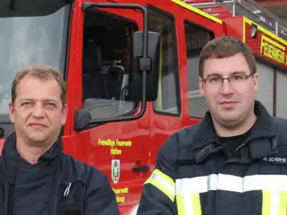 J&uuml;rgen Dallmann  geht nach 13 Jahren an der Spitze der Sandkruger Feuerwehr wieder zur&uuml;ck ins Team. Neuer Ortsbrandmeister ist sein langj&auml;hriger Stellvertreter Maik Sch&uuml;tte (von links).