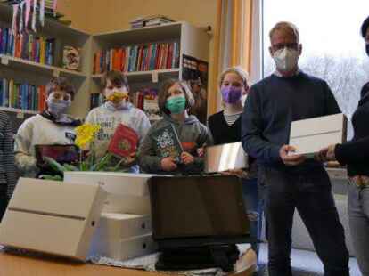 Freuen sich &uuml;ber die sechs neuen iPads f&uuml;r die kleine B&uuml;cherei der KGS Rastede (von links): Die Sch&uuml;lerinnen und Sch&uuml;ler der AG Leseclub, Bernd W&uuml;stenbecker, Vorsitzender des F&ouml;rdervereins, und B&uuml;cherei-Leiterin Seema Schneemann.