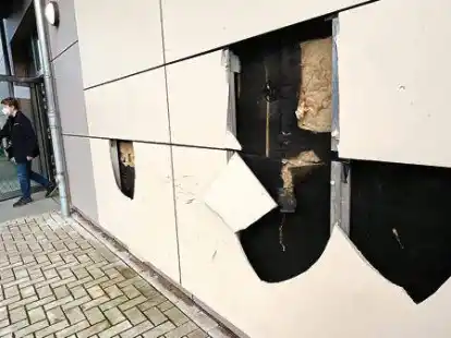 Nicht so einfach zu ersetzen:  Die Platten an der Fassade der IGS Fl&ouml;tenteich sind Sonderanfertigungen.