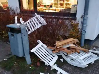 K&uuml;rzlich an der Grundschule Nadorst: Es wurden Gartenm&ouml;bel aus der Nachbarschaft zusammengesammelt und zerst&ouml;rt.