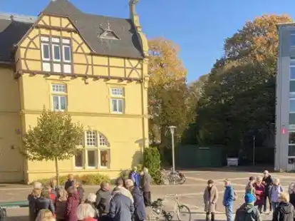 Das Obergeschoss des ehemaligen Kreisbahnhof-Geb&auml;udes (links), hier w&auml;hrend einer Veranstaltung im Oktober, kann aus Brandschutzgr&uuml;nden nicht mehr genutzt werden.