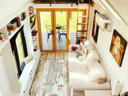 So edel kann Wohnen auf kleinstem Raum aussehen. Blick in ein so genanntes Tiny House.