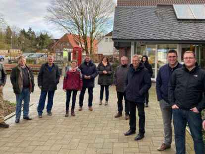B&uuml;rgermeister Guido Heinisch (vorn, 4. von rechts) nahm gemeinsam mit CDU und FDP Stellung zur Notwendigkeit der im Finanzausschuss vorgeschlagenen Klausurtagung.