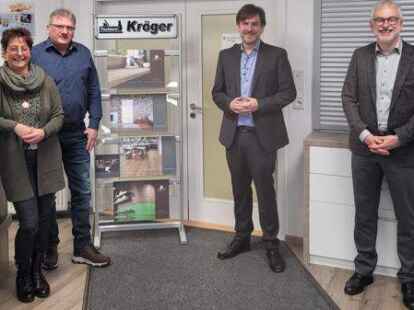 Wirtschaftsf&ouml;rderer J&uuml;rgen Mayer und B&uuml;rgermeister Nils Siemen (von rechts) gratulierten Hartmut und Sabine Kr&uuml;ger zum 75-j&auml;hrigen Bestehen ihrer Tischlerei.