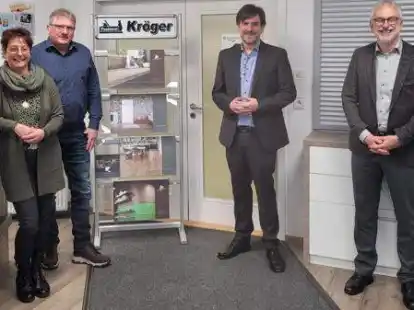 Wirtschaftsf&ouml;rderer J&uuml;rgen Mayer und B&uuml;rgermeister Nils Siemen (von rechts) gratulierten Hartmut und Sabine Kr&uuml;ger zum 75-j&auml;hrigen Bestehen ihrer Tischlerei.