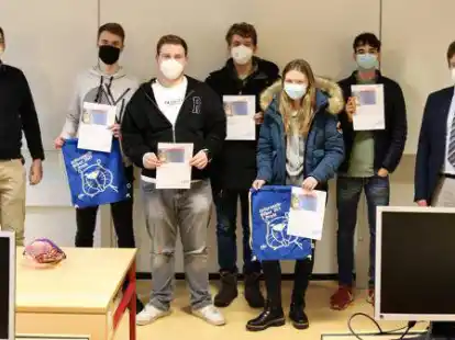 Schuldirektor Andreas Langen (rechts) und Studienrat Peter Gewald (von links) freuten sich mit den Preistr&auml;gerinnen und Preistr&auml;gern Ben Lagerpusch, Jannis Wibben, Leandro B&uuml;ttcher, Neele Grimm und Elias Nachtigal.