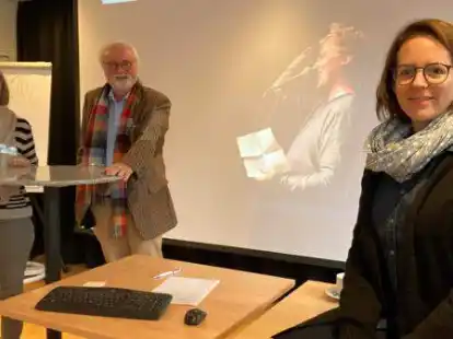 Kulturmanagerin Marjet Melzer-Ahrnken (rechts) bekommt bei einigen Projekten Unterst&uuml;tzung von Angelika Schulte Strathaus und Rolf Sch&uuml;tze vom Freundeskreis Kulturhaus M&uuml;ller. Der Verein beteiligt sich unter anderem an der Umgestaltung des Gartens.