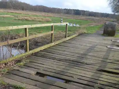 Die Br&uuml;cke &uuml;ber den L&ouml;ninger M&uuml;hlenbach im Verlauf der Stormstra&szlig;e ist marode und soll nun ersetzt werden.