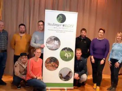Mit neuem Banner startet der Stedinger Rassegefl&uuml;gelzuchtverein durch. Zu sehen sind (vorne von links nach rechts) Jens Zimmermann, Tina Br&uuml;njes und Torsten Bruns sowie (hinten von links nach rechts) Rolf Meyer, Lasse Wiesner, Moritz Blankemeyer, Sven Wiesner, Sarah Bruns und Annika Tannert.