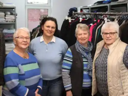 Sind schon l&auml;nger ehrenamtlich in der DRK-Kleiderkammer t&auml;tig (von links): Magda H&ouml;pken, Claudia T&ouml;nnishoff, Heronica Hahn und Hannelore Hahn