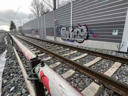 Bauarbeiten: Weil die Bahn neue L&auml;rmschutzw&auml;nde (&auml;hnlich wie hier an der Stra&szlig;e Nedderend) aufstellt, kommt es in den n&auml;chsten Wochen zu Einschr&auml;nkungen im Bahn- und Stra&szlig;enverkehr.