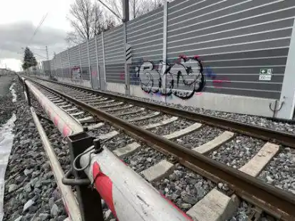 Bauarbeiten: Weil die Bahn neue L&auml;rmschutzw&auml;nde (&auml;hnlich wie hier an der Stra&szlig;e Nedderend) aufstellt, kommt es in den n&auml;chsten Wochen zu Einschr&auml;nkungen im Bahn- und Stra&szlig;enverkehr.