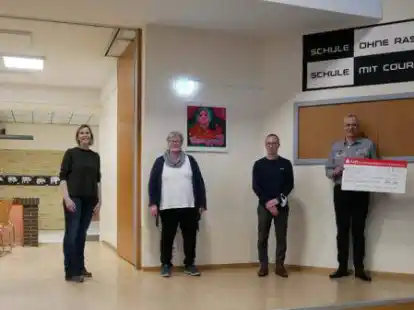 Spenden&uuml;bergabe f&uuml;r den F&ouml;rderverein des Schulzentrums Saterland (von links): Schulleiterin Astrid Fedorowicz, Anke Tamminga, Maria Quathamer, Jakob Koch, Werner Stavermann und Theodor Kramer.
