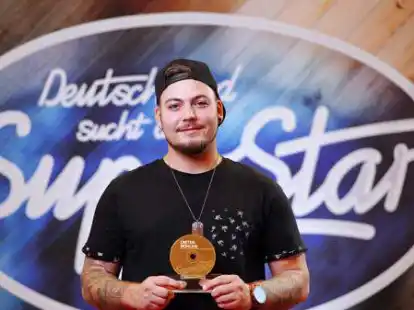Raphael Goldmann mit der Goldenen-CD von Jurymitglied Dieter Bohlen: Bei der Casting-Show stieg der Westersteder seinerzeit aus.