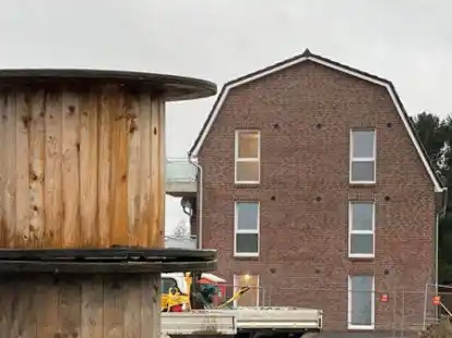 Die Bautrupps f&uuml;r den Glasfaserausbau lagern Trommeln f&uuml;r Leerrohre im Gebiet Im Fange II. Im dahinterliegenden Neubau ist das schnelle Internet noch nicht angekommen.