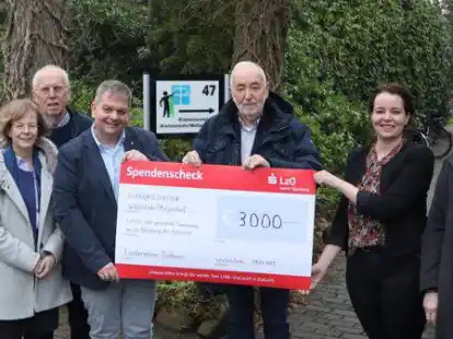 Strahlende Gesichter gab es bei der Scheck&uuml;bergabe (v.l.): Marita Bock (Schriftf&uuml;hrerin des F&ouml;rdervereins), Pastorin Friedgard M&ouml;llmann, Friedrich Schmacker (1. Vorsitzender), Michael Gro&szlig; (Gesch&auml;ftsf&uuml;hrer der Diakonie-Sozialstationen), Ulrich Sch&uuml;rmann (Kassenwart), Friederike M&ouml;ller (Leiterin der Diakoniestation) und Dr. Dieter Thierfeld (2. Vorsitzender).