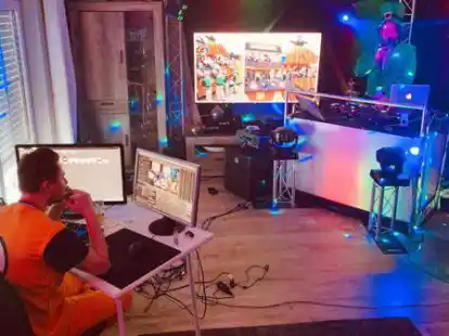 Haben den Narren 2021 den Faschingsumzug in die eigenen vier W&auml;nde gebracht: Tobias Bleydorn alias DJ Tobi (rechts) und Nils Hammler (links am Computer) beim Livestreaming.