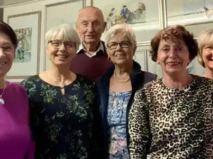 Zur Gruppe 82 geh&ouml;ren (von links): Gisela B&ouml;hle, Heike Ostendorf, Manfred G&ouml;bel, Inge Ukena, Renate Wieken und Karla Clau&szlig;en.  Es fehlen Rolf Bruehlheyde und Christian Wiemers.