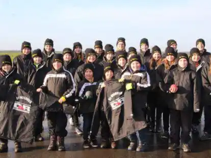 Die Jugend des BV Moorriem ist warm eingepackt: Den Kindern wurden neue M&uuml;tzen und Jacken gesponsert.