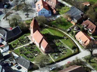 Die St.-Ansgari-Kirche aus der Luft fotografiert.