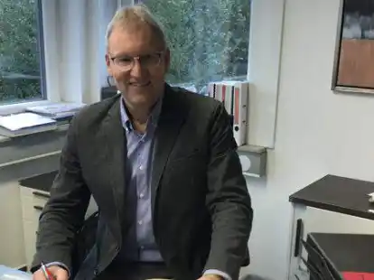 B&uuml;rgermeister Guido Heinisch an seinem Arbeitsplatz im Hatter Rathaus