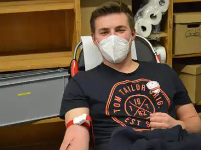 Erstspender Fabian H&uuml;neke l&auml;sst sich nicht aus der Fassung bringen.