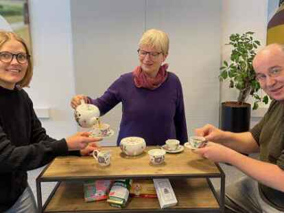 Ostfriesentee &ndash; aber richtig: Die Norder Redaktion hat sich f&uuml;r den gro&szlig;en Test Expertise in Person von Anke Zimmer vom Teemuseum eingeladen (Mitte), die hier die Kollegen Elisabeth Ahrends und Arne Haschen verkostet.