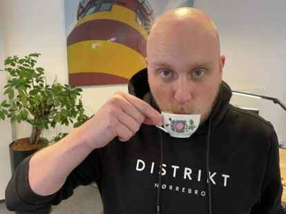 Dieser Ostfriese wei&szlig; um seinen Favoriten: Aike Ruhr ist Norder und kennt seinen Tee &ndash; trotzdem konnte er bei der Zeremonie noch Neues lernen.