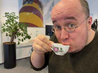 Vorsichtiges Probieren: Mit dem frisch vermittelten Expertenwissen im Gep&auml;ck kostet sich Kollege Haschen durch eine Tasse B&uuml;nting.